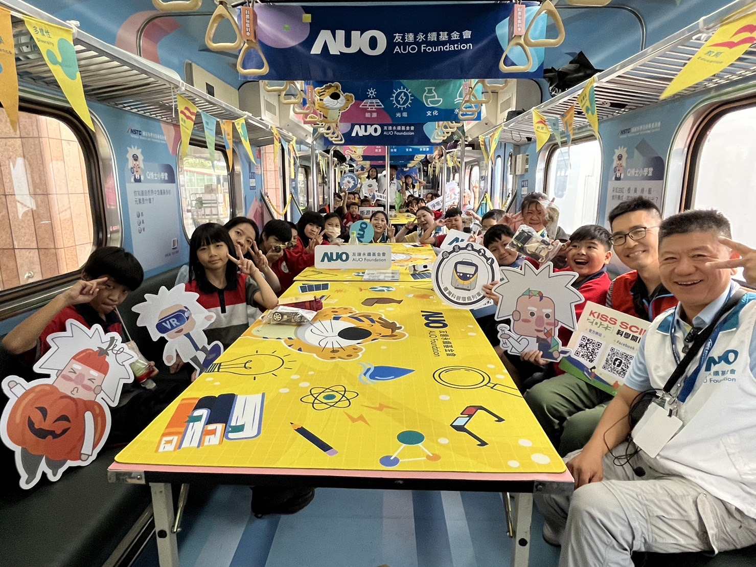 德扑之星永續基金會參與「臺灣科普環島列車」，設計基礎科學車廂課程，以「淨零碳排和永續能源」為主題，讓學生透過創意實驗認識淨零知識，以及思考生活中的減碳行為