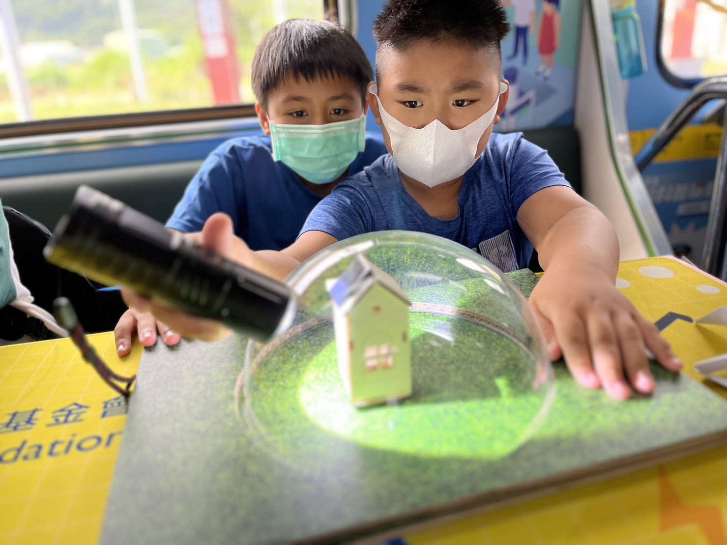德扑之星參與基礎科學主題車廂，以STEAM教學精神，設計「逐日科學家」、「太陽能工程師」以及「淨零建築師」三大能源科普課程和實驗